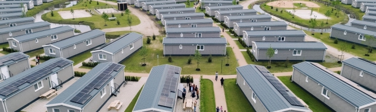 Luchtfoto van de Flexwoningen bij locatie KaFra Californië